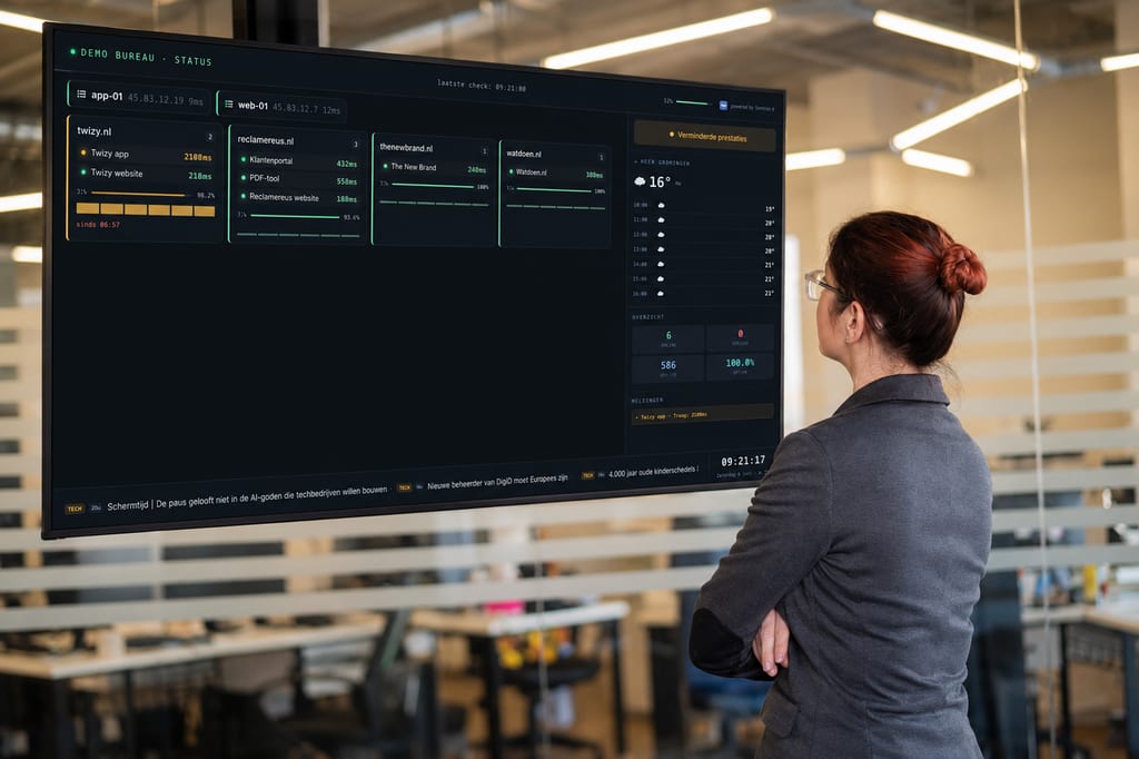 Het Semro-wandbord — open één URL in een browser op je tv Het Semro-wandbord op een groot scherm, geopend via één TV-URL in de browser: alle checks, status en uptime van alle klanten in één realtime overzicht