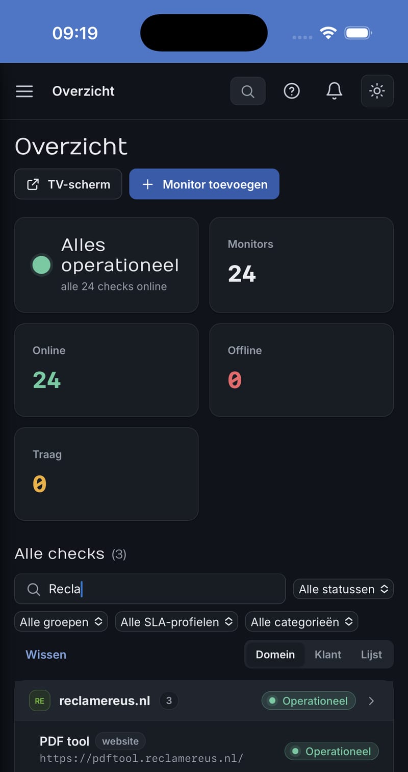 Issues-first overzicht op je telefoon Semro-dashboard op mobiel: issues-first overzicht met uptime per check en alle statussen in één blik